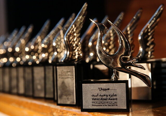 اهدای دومین جایزه وحید ابد در جشن تصویر سال | لینک : https://asarart.ir/Atelier/?p=4561 | کانال رسمی باشگاه‌های تخصصی اثرهنری(آتلیه اثرهنری) ـ @AsarArtAtelier