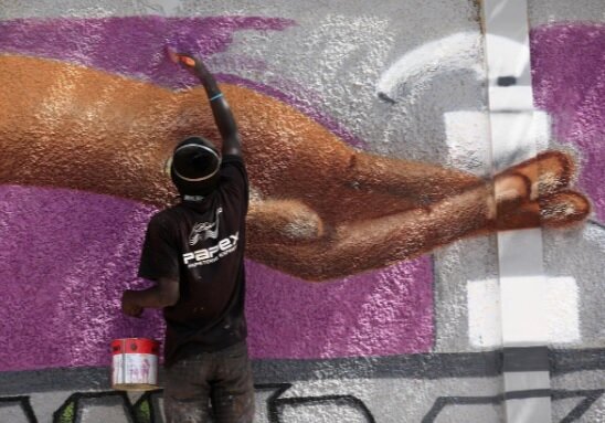 وقتی «کرونا» سوژه نقاشی دیواری می‌شود لینک : https://asarart.ir/Atelier/?p=12944 👇 سایت : AsarArt.ir/Atelier اینستاگرام :‌ instagram.com/AsarArtAtelier تلگرام : @AsarArtAtelier 👆